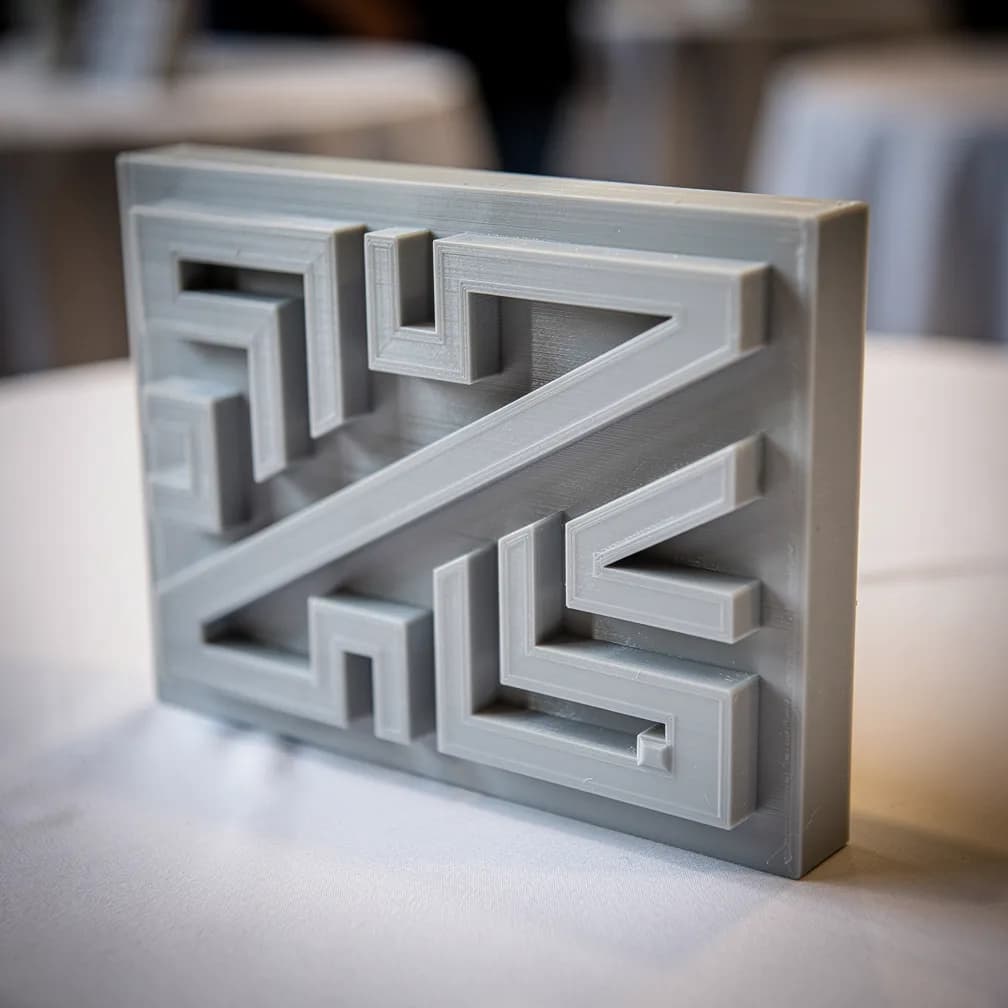Enseigne en relief — gris