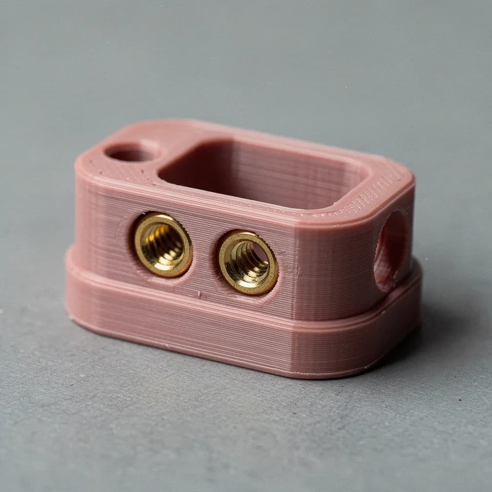 Pièce filetée avec inserts — rose poudré