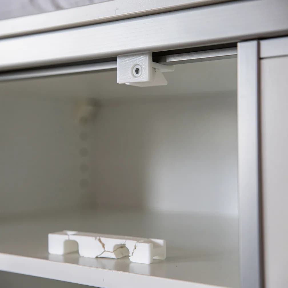 Guide de porte coulissante PAX cassé : retrouver la pièce ou la faire refaire